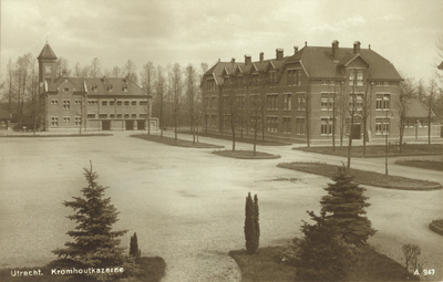 4819 Gezicht op het exercitieterrein met op de achtergrond enkele gebouwen van de Kromhoutkazerne (Prins Hendriklaan ...